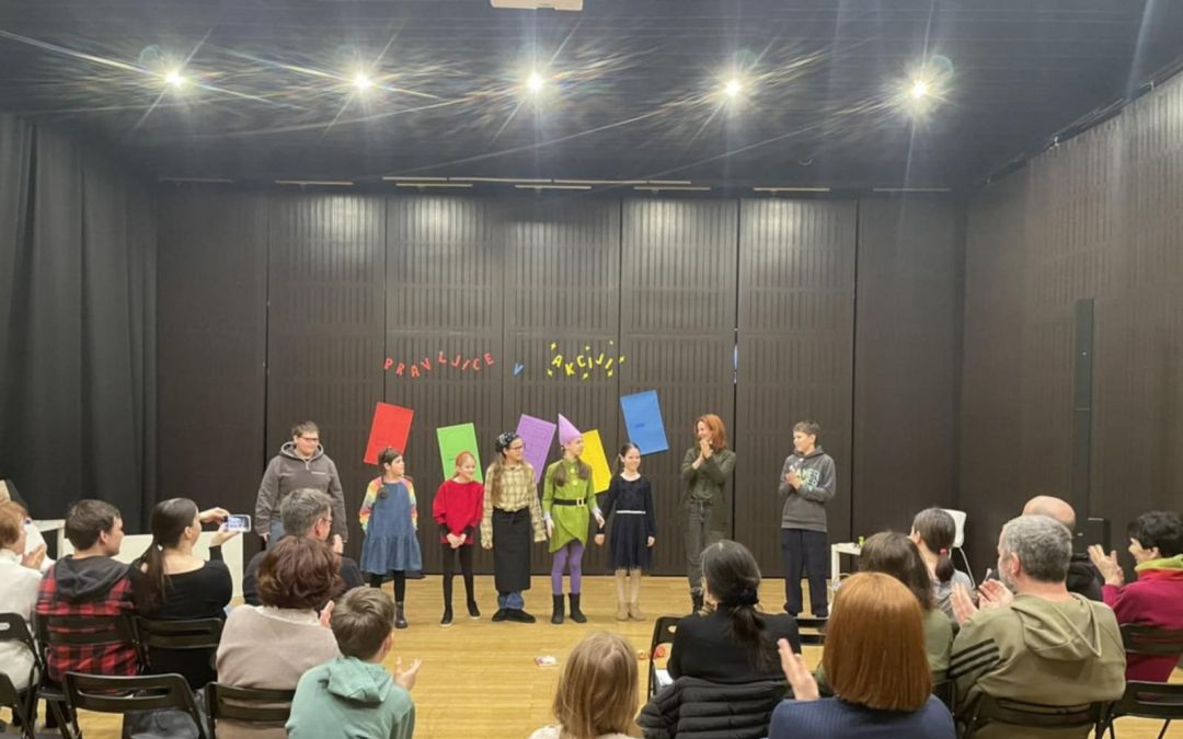 Pravljice v akciji navdušile v Vetrinjskem dvoru